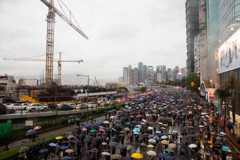 港人昨日再度大遊行反送中，歐盟與加拿大共同呼籲中國讓香港保有高度自治，中國駐加拿大大使館回應，反對外國對香港事務發表評論。（彭博）