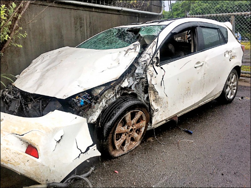 張男駕駛白色轎車，車身多處凹陷，車頭幾乎全毀。
（記者鄭淑婷翻攝）