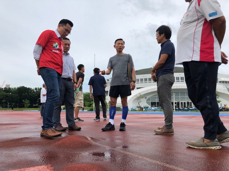 高雄鳳山運動園區現「碰龜跑道」，議員林智鴻促市儘速改善。 （記者陳文嬋翻攝）