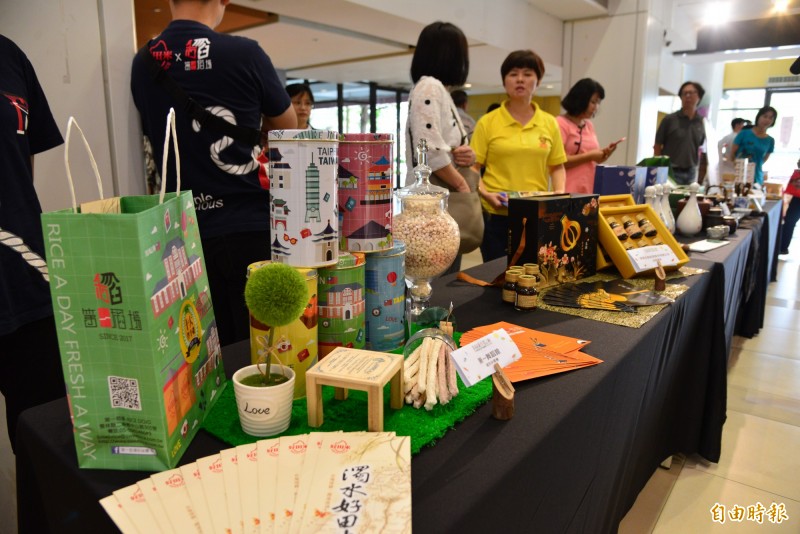 雲林縣政府舉辦「雲林良品」伴手禮活動，推銷雲林良品。（記者林國賢攝）