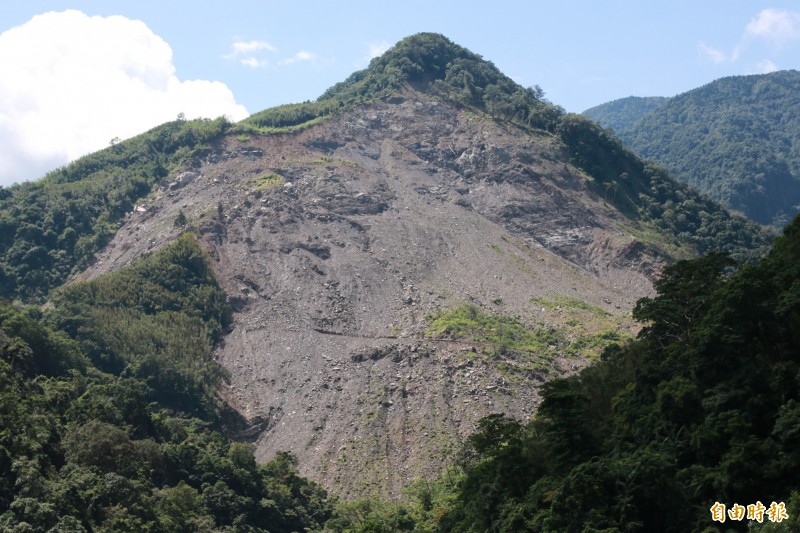 苗栗縣南庄鄉鹿湖山區的301農路持續走山，柔腸寸斷，農產運輸陷入困境，苗栗縣政府擬定修建隧道或明隧道方案，希望打造安全通行道路。（記者鄭名翔攝）