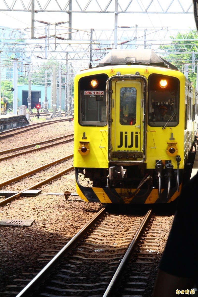 台鐵集集支線彩繪列車今於樹林車站正式亮相。（記者邱書昱攝）