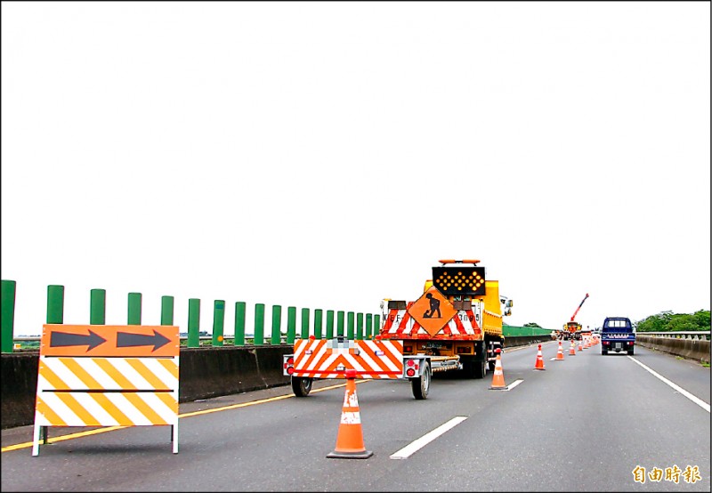 台八十二線快速道路水上段正進行伸縮縫換裝，請民眾行經該路段時減速，依照交管指示通行。（記者林宜樟攝）