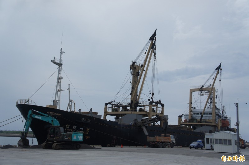 信福一號砂石船，在龍門尖山港卸運砂石發生工安意外。（記者劉禹慶攝）