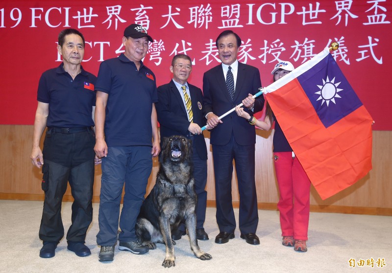 立法院長蘇嘉全（右二）21日主持2019世界畜犬聯盟警犬訓練冠軍賽台灣代表隊行前授旗儀式，預祝代表隊獲得佳績。（記者廖振輝攝）