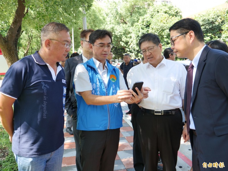 新竹縣政府的Line@Parking-GO路邊停車即時資訊服務今天上線，縣長楊文科（右二）到縣府側門驗收成果。（記者蔡孟尚攝）