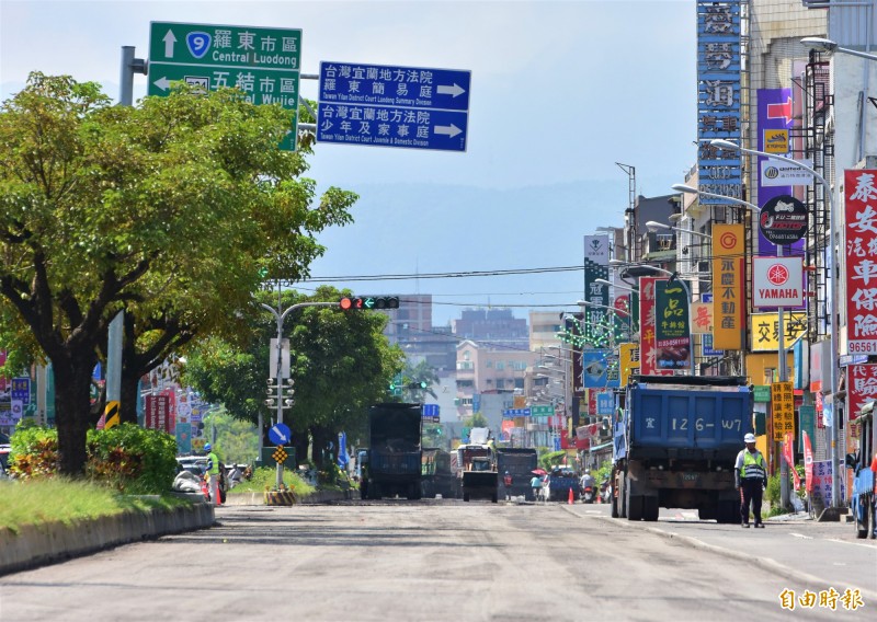 宜蘭台9線五結段的汙水下水道工程最近完工，縣府重鋪路面，明天上午通車，結束宜蘭通勤族5年半惡夢。（記者張議晨攝）