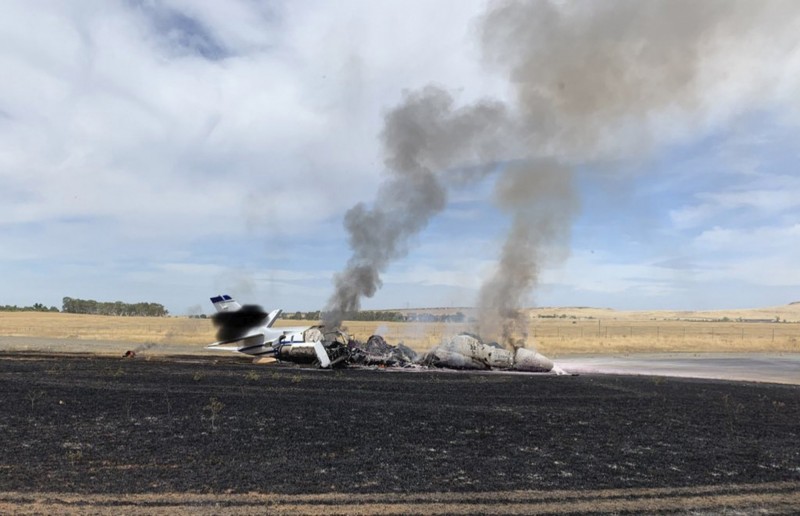 美國加州北方的奧羅維爾機場（Oroville Municipal Airport）一小噴射機打算起飛，隨後卻因不明原因起火炸毀，所幸機上10人平安、沒有受傷。（美聯社）