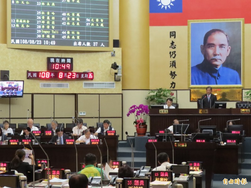 台南市議會通過議員有關香港反送中的提案，譴責香港政府並呼籲停止一切粗暴鎮壓等違反國際人權價值行為。（記者蔡文居攝）