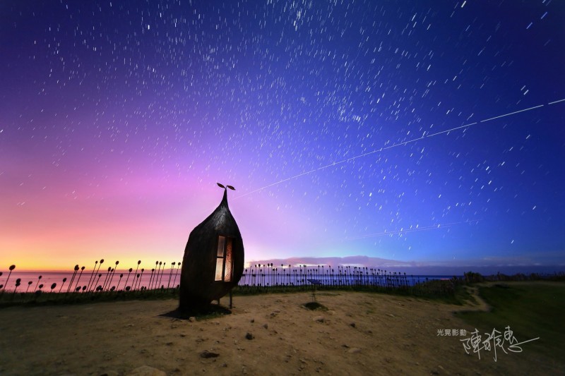 攝影愛好者陳雅惠今天清晨在加路蘭捕捉到國際太空站劃破星空的畫面。（記者黃明堂翻攝）