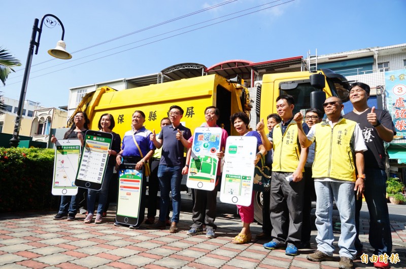 枋寮鄉公所為垃圾車裝上衛星定位發報器，追蹤垃圾車並透過app提供動態，以利鄉親方便丟垃圾。（記者陳彥廷攝）