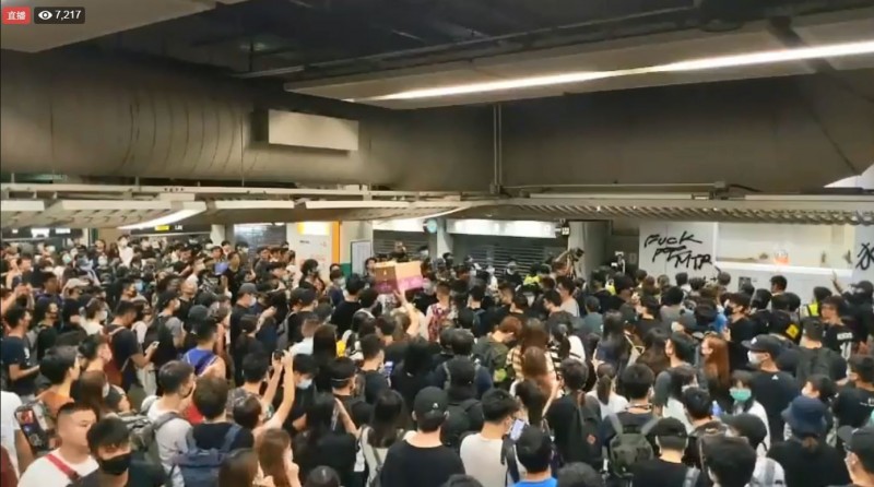 在參與今日晚間7點的「香港之路」人鏈活動後，超過百位港人晚間9點再度包圍葵芳站，大喊「我要回家」、「開門」。（圖擷取自《立場新聞》直播畫面）