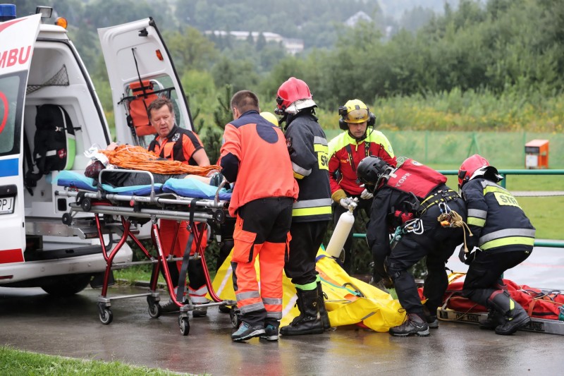 波蘭暴雨落雷打在山頂的金屬十字架上，導致登山民眾至少4死100餘傷。（歐新社）