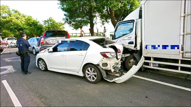 貨車過彎打滑追撞四輛車，其中被撞的白色轎車後車廂全毀。（桃園消防局提供）