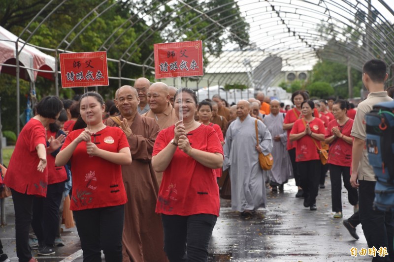 南部供佛齋僧育僧護國祈福大法會今天在高雄光德寺熱鬧登場，計有台日韓三國上千名僧侶同霑法喜。（記者蘇福男攝）