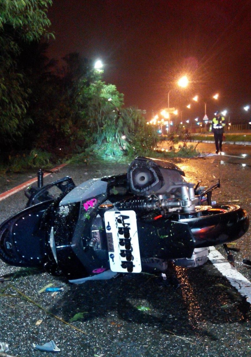 台南市一名林姓騎士因為路樹傾倒，深夜騎機車撞到路樹，經送醫不治（南市府提供）