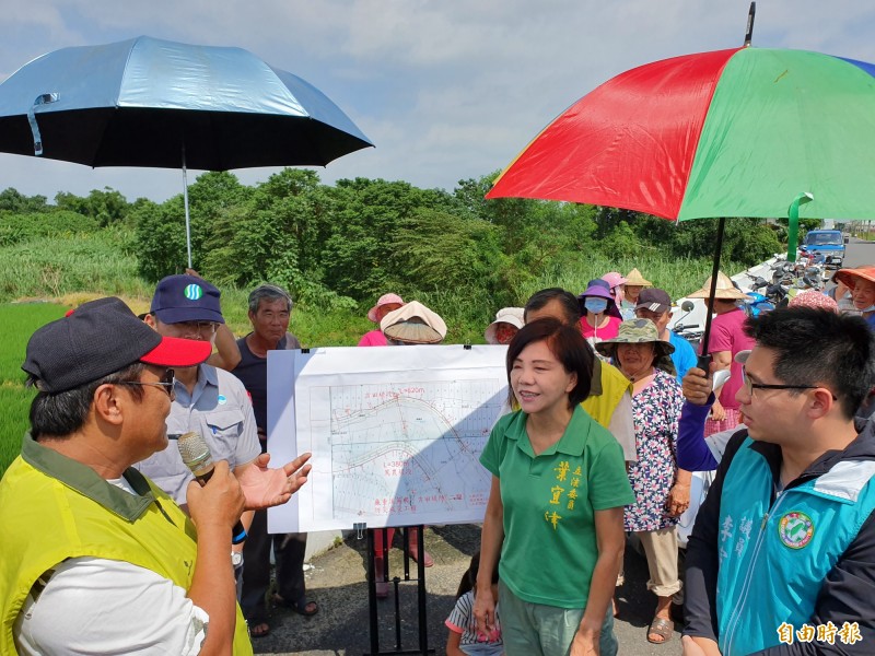 柳營區南81線龜重溪橋引道逢大雨即淹，去年有民眾疑涉險通過遭沖走迄未尋獲，立委葉宜津爭取經費2億多元進行整建，也呼籲民眾配合徵地作業。（記者王涵平攝）