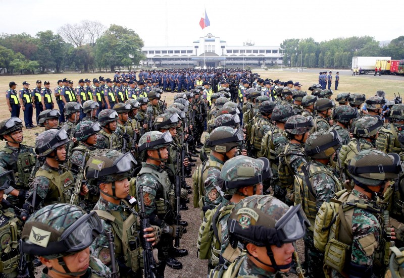 菲律賓實行志願兵役制，有參議員提倡義務兵役，以因應中國軍事威脅。圖為5月菲國舉行國會期中選舉時，軍隊、警察和政府官員被派往各地協助。（美聯社檔案照）