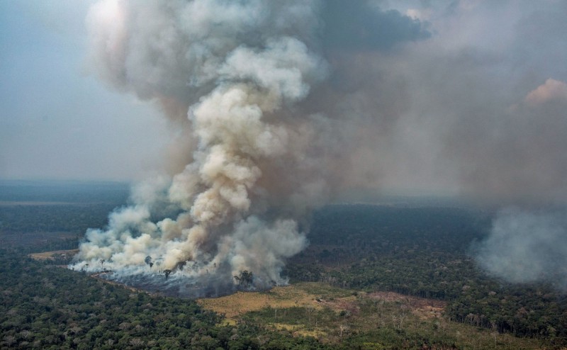南美洲亞馬遜雨林野火不斷，法國總統馬克宏表示，G7國家將會撥出2200萬美元（約新台幣6.9億元）資金援助野火問題。（法新社）