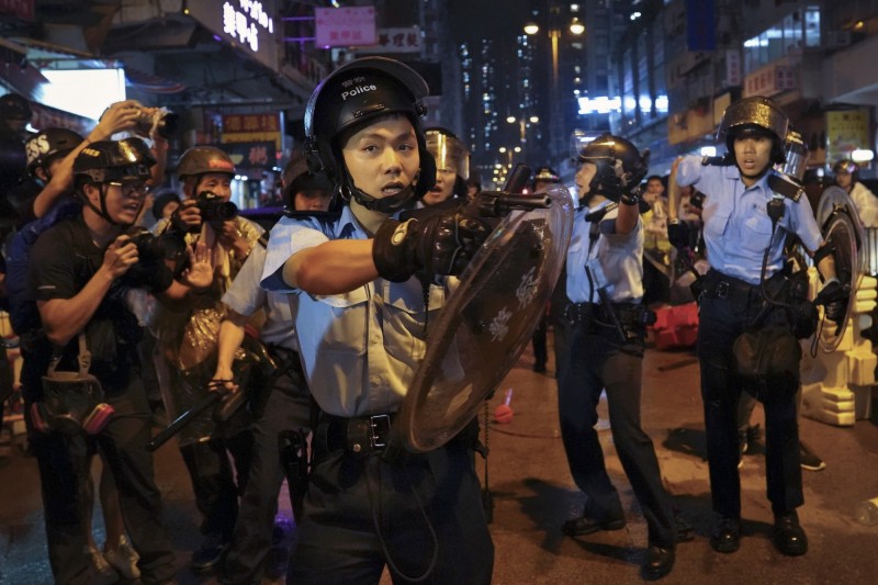 6月9日反送中運動後，香港警察昨日開出第1槍。（美聯社）