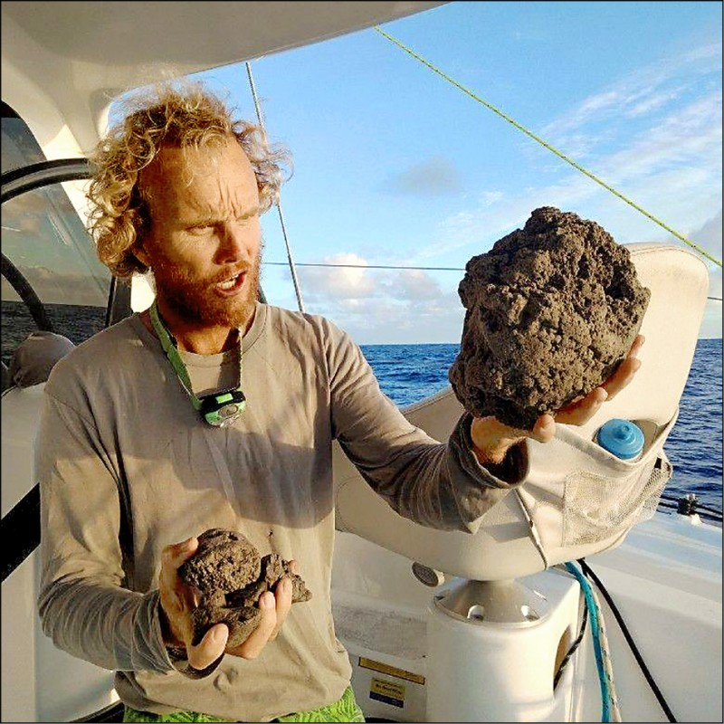 澳洲船長霍特十六日和妻子在斐濟周邊海域巧遇「浮石筏」，駕船逾六小時才穿過一大片小如彈珠、大如籃球的灰黑色浮石。（取自網路）