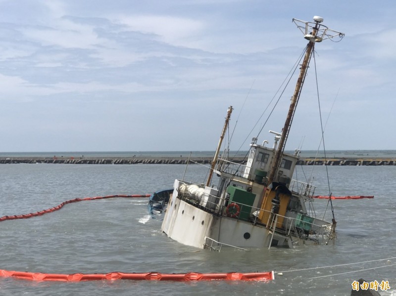 嘉義縣環保局表示，已限期海運公司在1個月內將船隻移走，近期將會執行移除作業。圖為在周圍設攔油索的勝利號貨輪。（資料照）