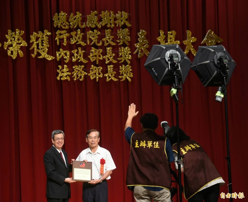 副總統陳建仁今天（27日）出席107年辦理調解案件獲獎人員表揚大會，並頒發總統感謝狀予調解有功人員。（記者劉信德攝）