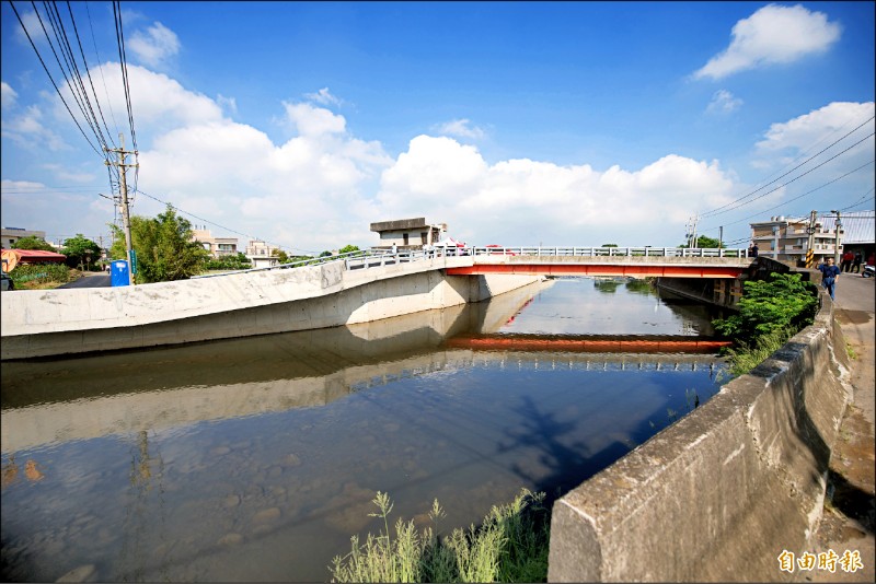 埔心溪幹線呂厝橋至攔河堰左岸護岸新建應急工程，除拓寬水道5公尺外，左右兩側護岸拓寬、加高。（記者謝武雄攝）