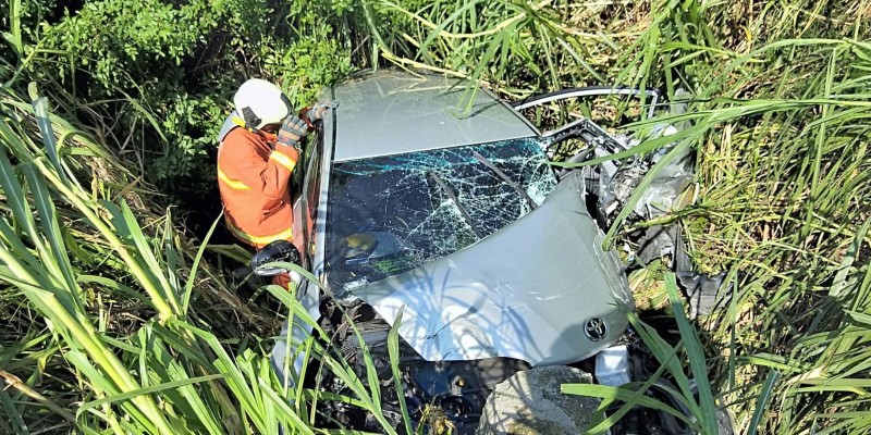 白沙瓦硐往鎮海方向產業道路，發生自小客車摔落路旁大排水溝。（澎湖縣政府消防局提供）