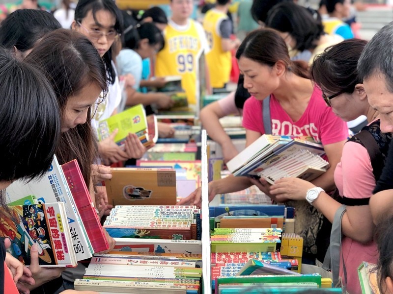 市圖舉辦的好書交換活動，總是有許多民眾熱情參噢。（記者陳恩惠翻攝）