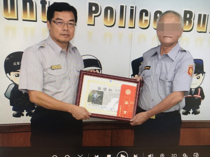 涉案的莊姓員警曾獲頒模範警察。（記者顏宏駿翻攝）