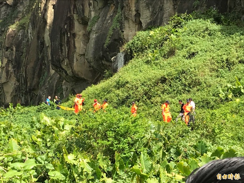 警方及岸巡人員前往現場查看，並拉起封鎖線。（記者吳昇儒攝）