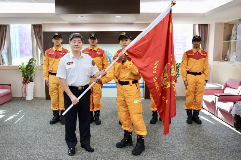 台北市搜救隊連續13年參加日本東京2019綜合防災演習，行前由消防局長吳俊鴻授旗。（記者姚岳宏翻攝）