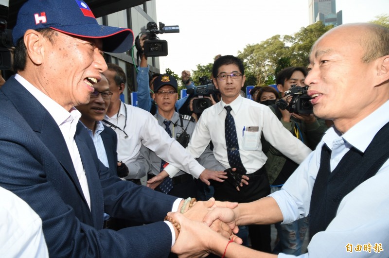 國民黨總統參選人韓國瑜（右）近日支持度下滑，而鴻海集團創辦人郭台銘（左）是否投入2020大選，將影響韓的選情。（資料照，記者張忠義攝）