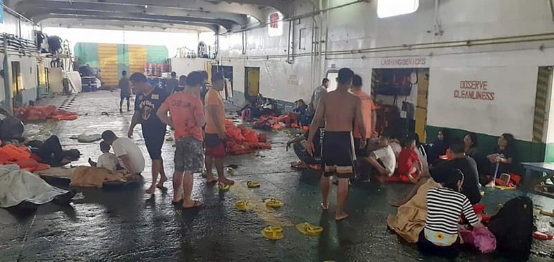 菲律賓一艘渡輪在夜間起火，造成至少3人死亡，目前尚在搶救中。（美聯社）