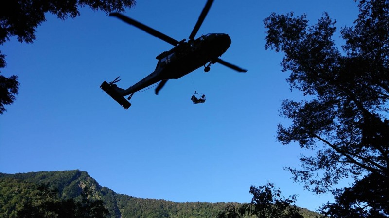 玉山八通關古道女大生墜谷，直升機早上飛往山區完成吊掛，將飛回嘉義送醫。（記者劉濱銓翻攝）