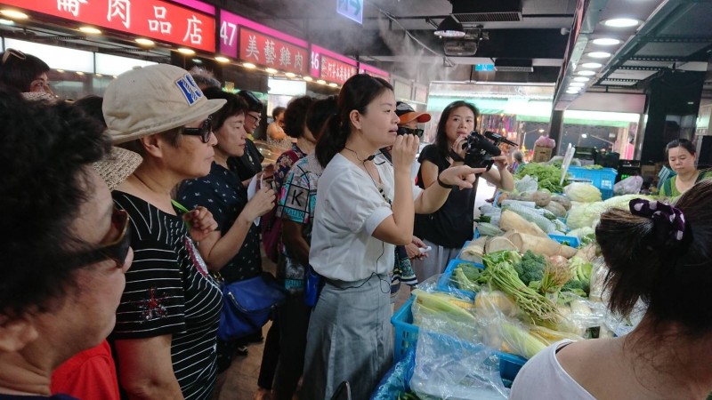 營養師帶長者到中崙市場實地採購。（圖由衛生局提供）