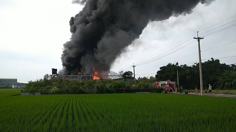 違章工廠付之一炬。（記者顏宏駿翻攝）