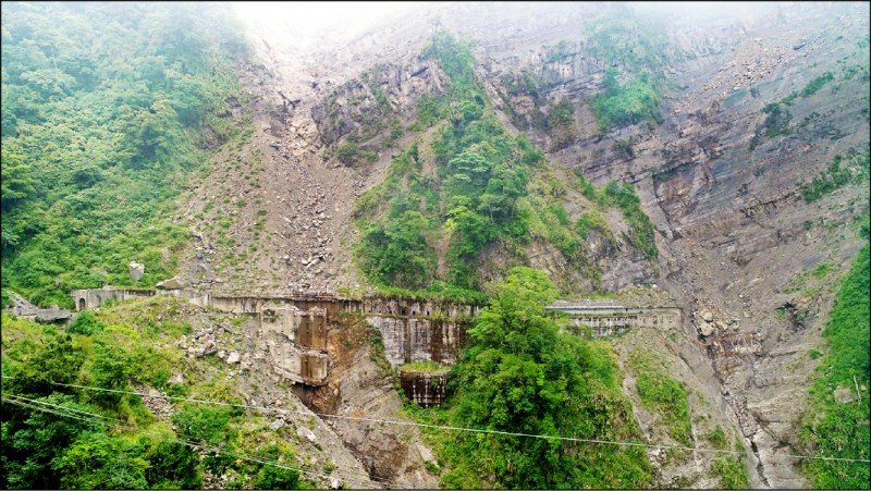 阿里山林業鐵路因4年前杜鵑颱風來襲，全線通車工程一度中斷。（資料照，林務局林鐵及文資處提供）