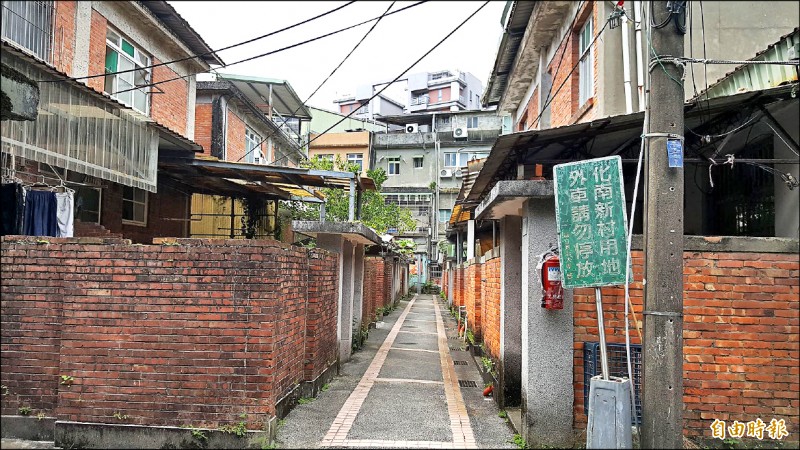 化南新村建築為雙併式兩層樓房、外觀為清水紅磚，窗台以傾斜方式設計，相當特別，是台灣少見戰後文教建築。（記者楊心慧攝）