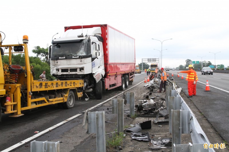 錯過交流道出口倒退嚕74歲賓士車駕駛慘遭大貨車撞死 臺南市 自由時報電子報