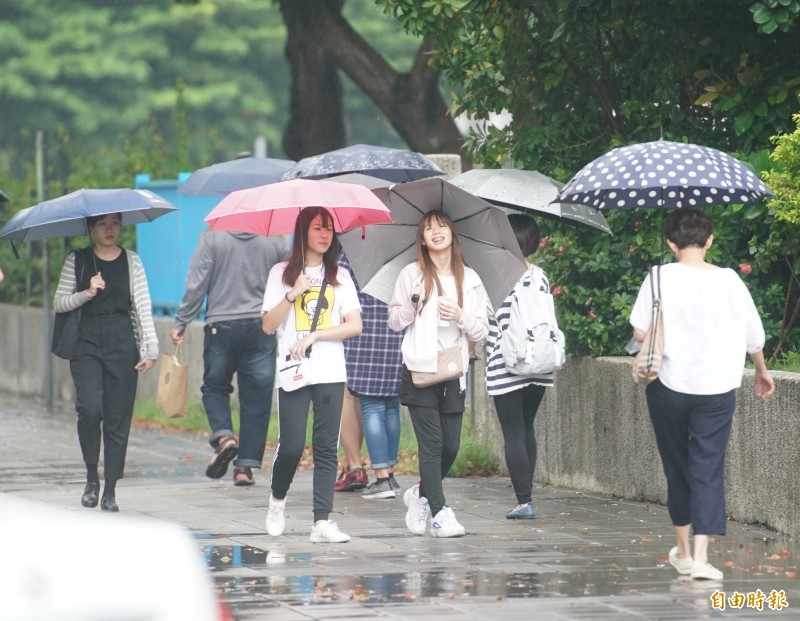 週六（31日）東部整天有陣雨，西部則有午後雷雨，提醒民眾外出記得攜帶雨具。（資料照）