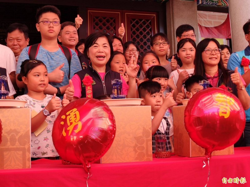 台中市孔廟祈福許願活動，吸引約1300人響應。（記者黃鐘山攝）