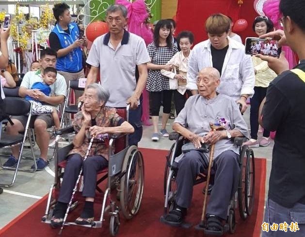 白金婚夫妻97歲的鄒超宏與89歲劉競雄坐輪椅走紅毯進場。（記者蔡淑媛攝）