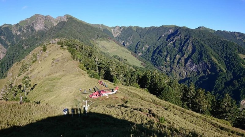 搜救人員搭乘直昇機降落於雪山東峰停機坪。（讀者提供）