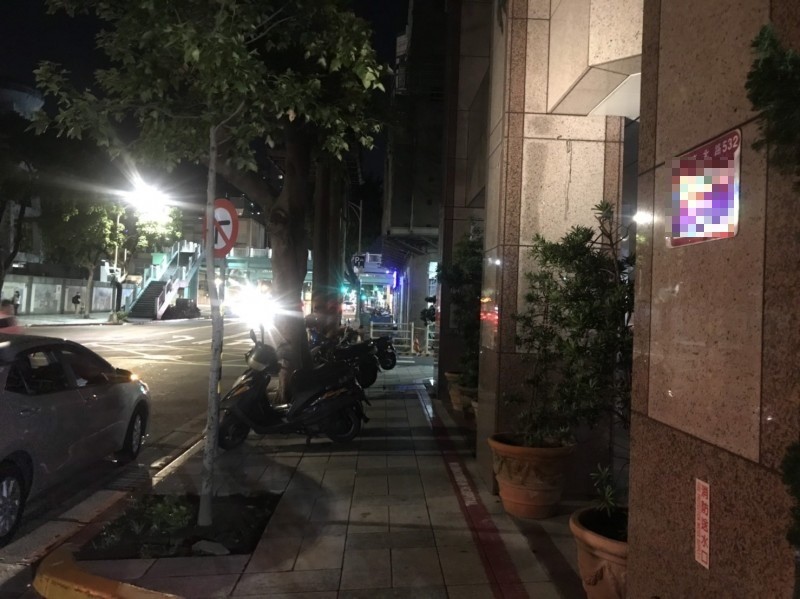 男子在新北市三峽中槍後被丟包在北市林森北路旁騎樓。(記者劉慶侯攝) 男子在新北市三峽中槍後被丟包在北市林森北路旁騎樓。(記者劉慶侯攝)