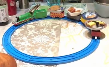 小朋友以玩具火車來承載自己手捏的壽司，自製「迴轉壽司」。（圖擷取自臉書＿爆廢公社）