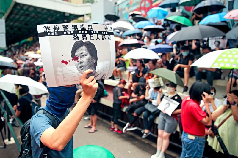 香港灣仔八月卅一日遊行中，示威者怒控港警與黑道勾結，要求港府落實五大訴求。
（美聯社）