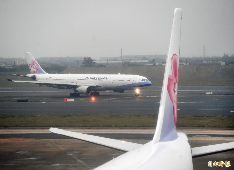 受反送中抗爭影響，香港機場採取管制措施，中華航空決定今晚取消6班次、華信航空也取消2班次。（資料照，記者朱沛雄攝）