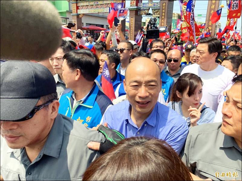 國民黨總統參選人韓國瑜，昨天到彰化縣伸港鄉福安宮參拜，受到支持者熱情歡迎。（記者湯世名攝）